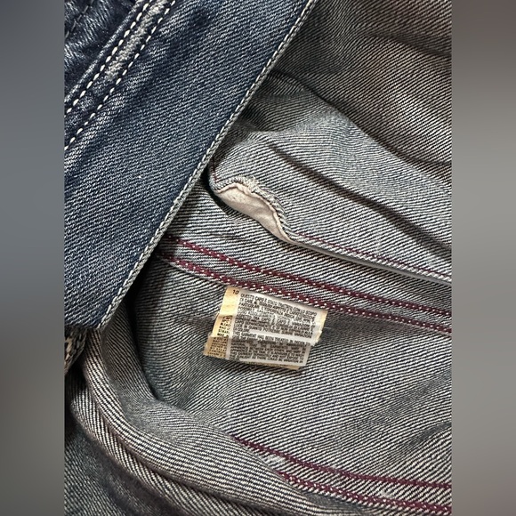 Diesel denim jacket size L 
Pit to pit: 21 1/2
Length: 25 1/2 - Picture 6 of 6